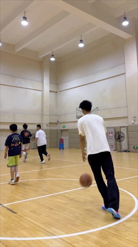 小孩哥:家人们,你们觉得我刚刚没跳一下是不是给他脸了?